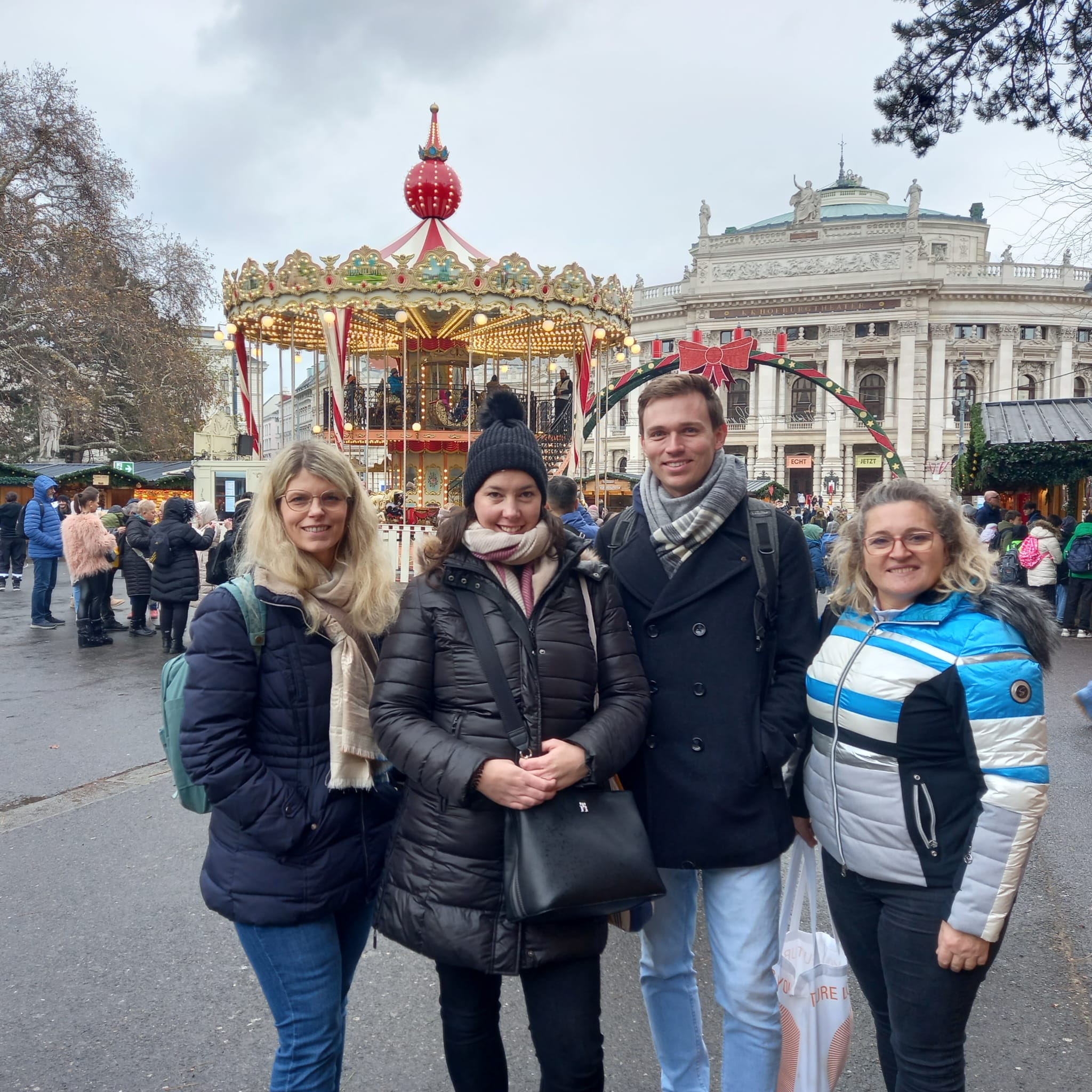 Vorweihnachtliche Stimmung am Wiener Naschmarkt und Christkindlmarkt