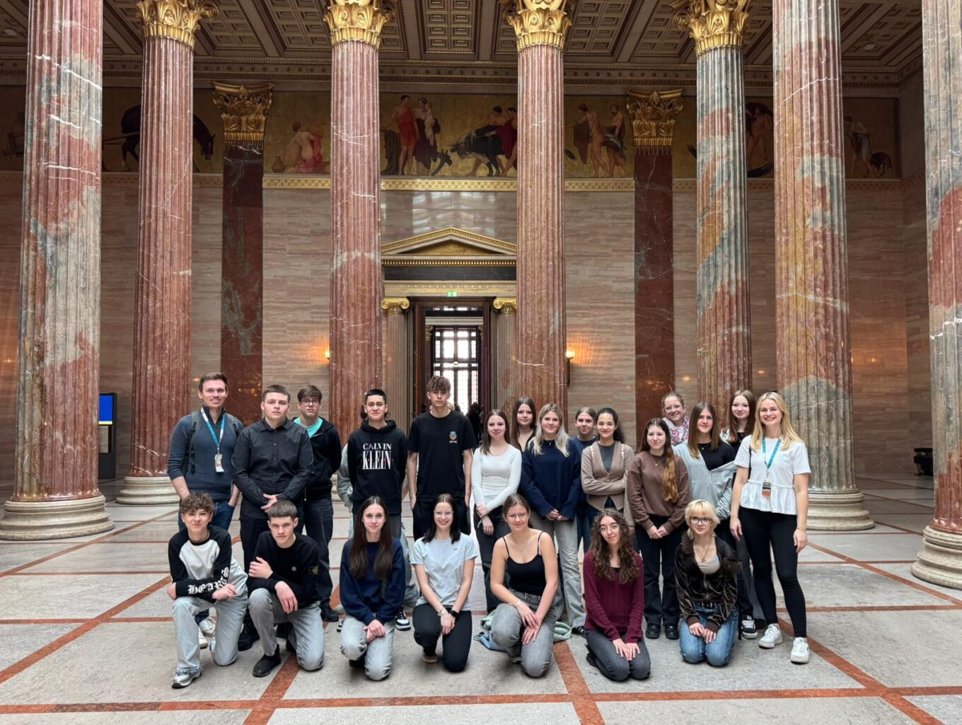 Demokratie hautnah: Schülerinnen und Schüler zu Besuch im Parlament