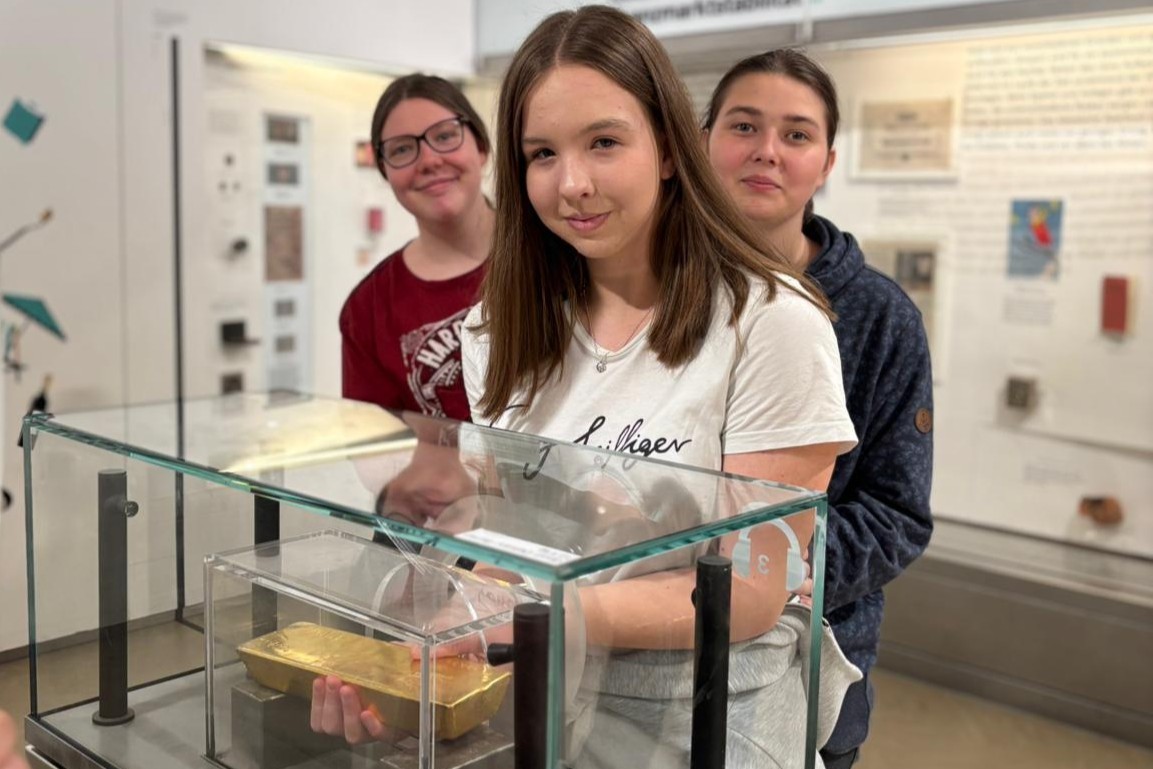 Schüler tauchen ein in die Welt des Goldes und der Stille