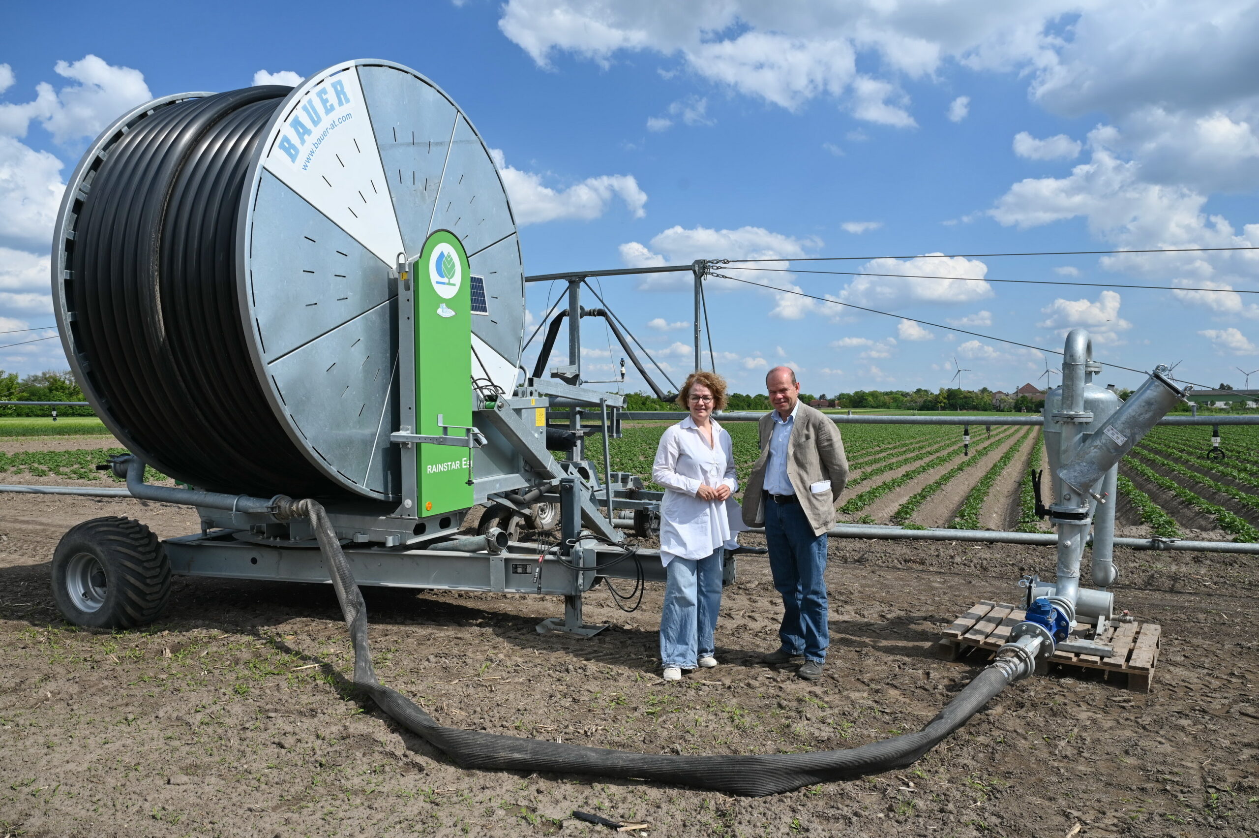 (v.l.n.r.) Direktor Arno Kastelliz und Bildungs-Landesrätin Christiane Teschl-Hofmeister vor einem Gießwagen, Foto Copyright: Jürgen Mück