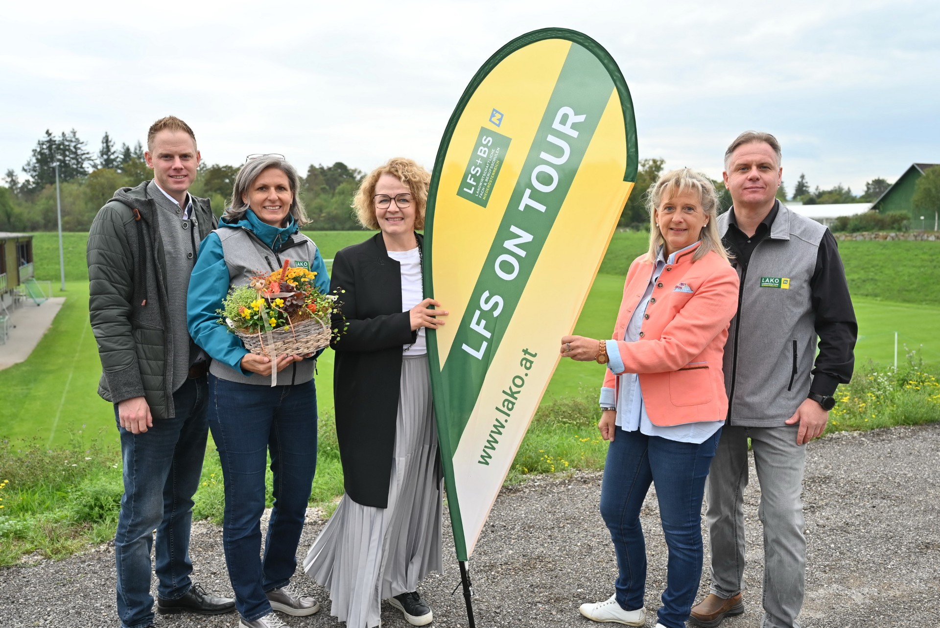 LFS On Tour 1 (v.l.n.r.) Schulinspektor Stefan Amon, LAKO-Leiterin Martina Piribauer, Bildungs-Landesrätin Christiane Teschl-Hofmeister, Landesschulinspektorin Agnes Karpf-Riegler und LAKO-Mitarbeiter Martin Schmid Foto Copyright: Jürgen Mück